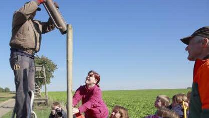 Alle packen mit an, damit neue Bä#ume wachsen können.  Fotos: Katja Nauer