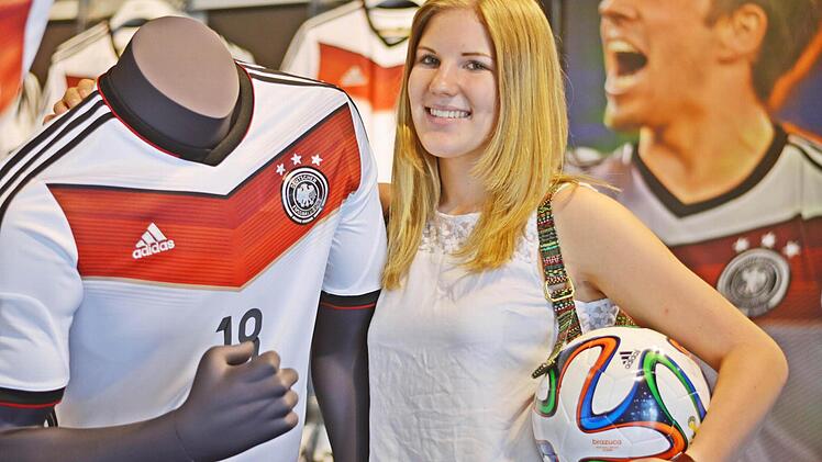 Ilona Eberhardt nimmt "Toni Kroos" in den Arm. Foto: Pelke