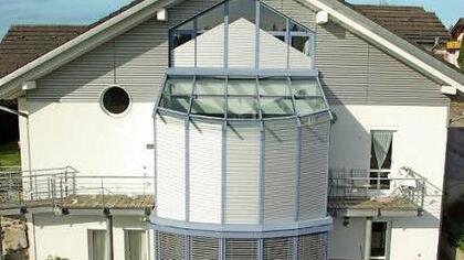 Dank der Rollläden kann der Lichteinfall beliebig reguliert werden.