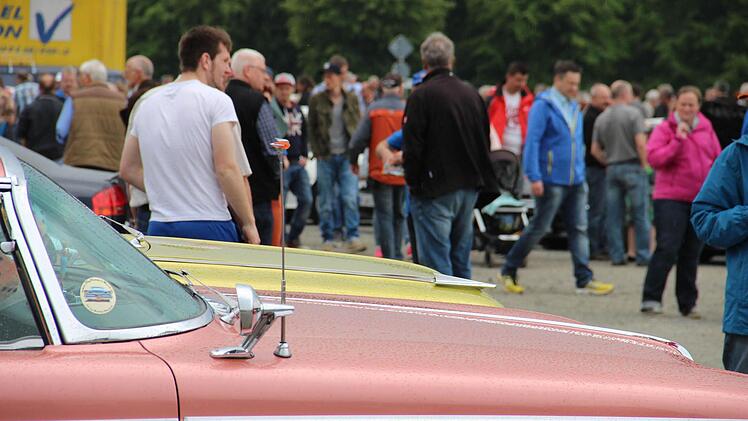 Hunderte Besucher tummeln sich zwischen den Autos beim Youngtimertreffen in THurnau