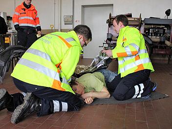 Professionelle Ersthelfer aus Motten üben im Feuerwahrhaus Bad Brückenau den Ernstfall. Foto: Julia Raab