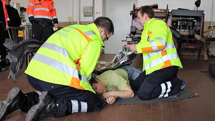 Professionelle Ersthelfer aus Motten üben im Feuerwahrhaus Bad Brückenau den Ernstfall. Foto: Julia Raab