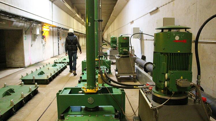 In der langen Maschinenhalle in den Katakomben stehen die Hydraulik-Aggregate. Sie sind erstaunlich klein dafür, welche Wassermengen durch das riesige Tor vom Sparbecken ins Hauptbecken bewegt werden müssen. Foto: Christian Bauriedel