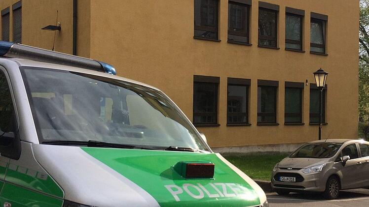 Viele Straßen rund ums Coburger Justizgebäude wurden aufgrund der Bombendrohung gesperrt. Foto: Berthold Köhler