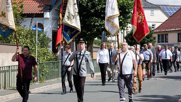 Nach dem Festgottesdienst marschierte man gemeinsam zum Festgelände auf dem Anger. Foto: Klaus Gagel