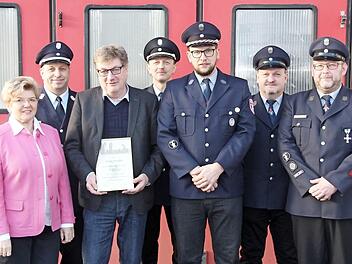Im Bild von links: Bürgermeisterin Gabriele Weber, Kreisbrandmeister Frank Fischer, Heinz Heinlein (50 Jahre Mitglied), Kommandant Markus Wachter, Vorsitzender Peter Stauffer, 2. Vorsitzender Waldemar Zipfel und Matthias Wittmann (30 Jahre aktiver Dienst). Foto: Uwe Thoma