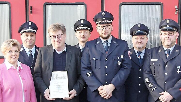 Im Bild von links: Bürgermeisterin Gabriele Weber, Kreisbrandmeister Frank Fischer, Heinz Heinlein (50 Jahre Mitglied), Kommandant Markus Wachter, Vorsitzender Peter Stauffer, 2. Vorsitzender Waldemar Zipfel und Matthias Wittmann (30 Jahre aktiver Dienst). Foto: Uwe Thoma