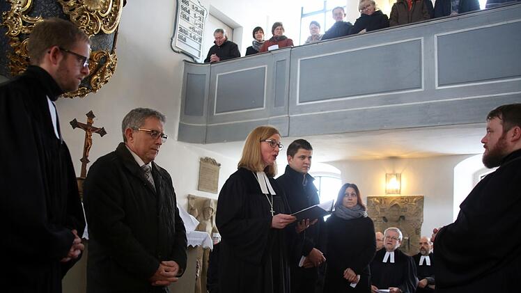 Seit 1. Januar 2018 ist Tobias Knötig "Pfarrer auf Lebenszeit". Am Sonntag wurde der Heilgersdorfer Geistliche von Dekanin Stefanie Ott-Frühwald (Michelau, vorne rechts) während eines Festgottesdienstes in der Kirche "Zu unserer lieben Frauen" in seinem Amt installiert. Dabei attestierten Toni Schleicher, Elfi Braunreuther (Vertrauensfrau), Pfarrer Manuel Sauer und Georg Schmidt (von rechts). Foto: Bettina Knauth