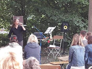 Die Liedermacherin Milli Genth präsentiert im Bahnhofsviertel ein Musik- und Textcocktail-Open-Air. Foto: Hartmut Hessel