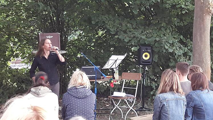 Die Liedermacherin Milli Genth präsentiert im Bahnhofsviertel ein Musik- und Textcocktail-Open-Air. Foto: Hartmut Hessel