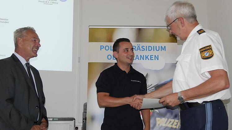 Kanat Akin zeichneten Polizeipräsident Udo Skrzypczak (rechts) und OB Frank Rebhan aus. Foto: Manja von Nida