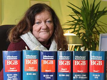 Regina Taubert hat in über 30 Jahren als Anwältin über 10 000 Fälle auf dem Tisch gehabt. Fotos: Tobias Kindermann