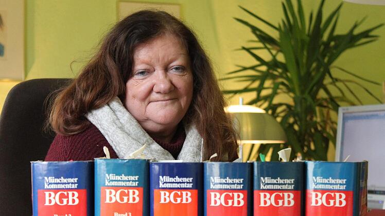 Regina Taubert hat in über 30 Jahren als Anwältin über 10 000 Fälle auf dem Tisch gehabt. Fotos: Tobias Kindermann