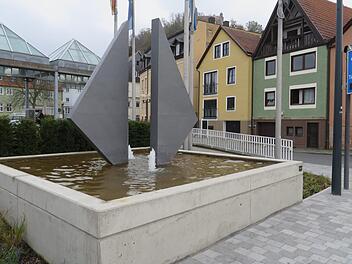 Der fr&auml;nkische Brunnen vor der Stadthalle. Foto: Erich Olbrich
