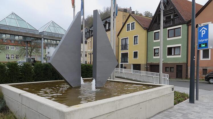Der fr&auml;nkische Brunnen vor der Stadthalle. Foto: Erich Olbrich