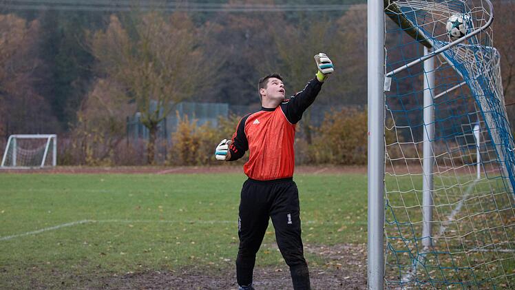 Als der M&ouml;nchr&ouml;dener Marc Werner in der 23. Minute aus wenigen Metern abzieht, bekommt der Mitwitzer Keeper Jan Winterstein zwar noch die Hand an den Ball, kann ihn aber nicht mehr um den Pfosten lenken.