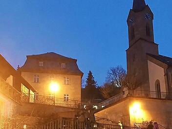 Stimmungsvoll mit Laternen und Lichtern waren der Treppenaufgang und das Kirchenumfeld in warmes Licht getaucht. Foto: Susanne Deuerling