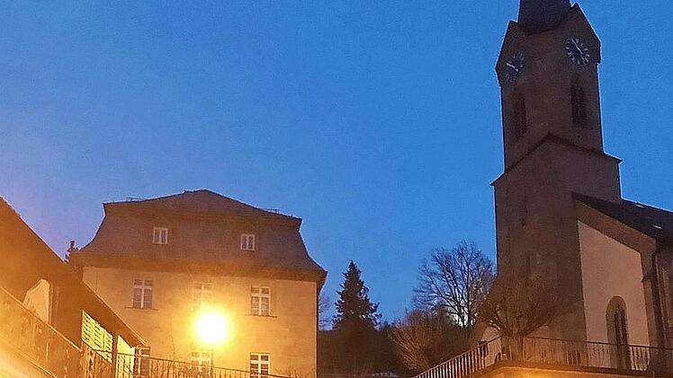 Stimmungsvoll mit Laternen und Lichtern waren der Treppenaufgang und das Kirchenumfeld in warmes Licht getaucht. Foto: Susanne Deuerling