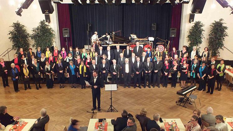Der Liederkranz Herzogenaurach war Veranstalter und bereicherte den Nostalgieball auch musikalisch.