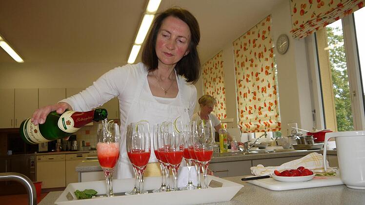 Sonja Wicklein schenkt ein. Foto: Berthold Köhler