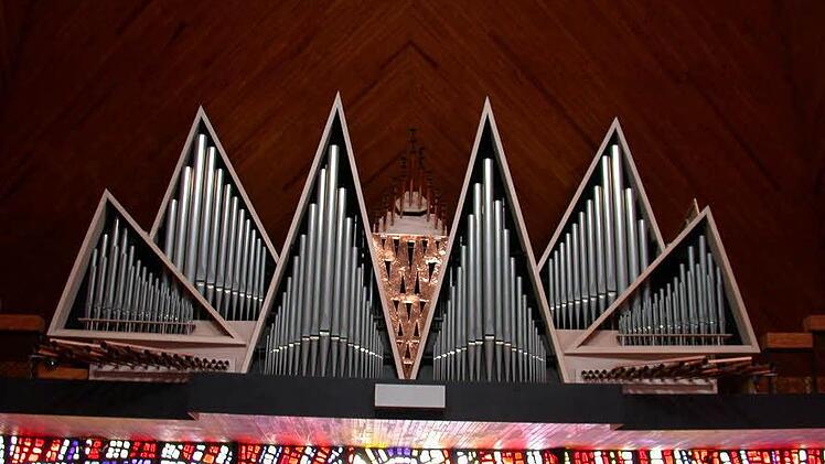Glasmosaik und Orgel  Foto: Archiv