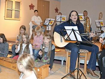 Die Orff-Gruppe der Grundschule Johannisthal wusste unter Leitung von Rektorin Gisela Gebert-Hartenstein, mit Musik und Gesang zu erfreuen. Foto: K.- H. Hofmann