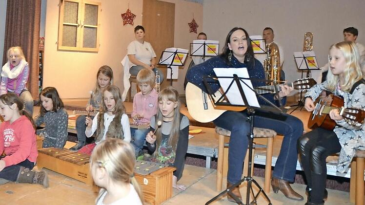 Die Orff-Gruppe der Grundschule Johannisthal wusste unter Leitung von Rektorin Gisela Gebert-Hartenstein, mit Musik und Gesang zu erfreuen. Foto: K.- H. Hofmann