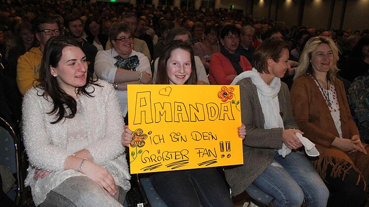Was für ein Empfang in Kulmbach: Leni durfte ein Schild mit der Aufschrift "Amanda, ich bin dein größter Fan" hoch halten. Foto: Sonja Adam