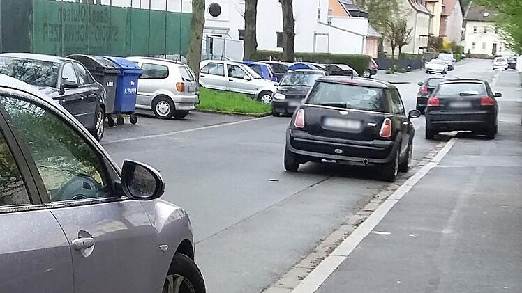 Ziemlich unübersichtlich stellt sich derzeit die Parksituation in der Friedrich-Ebert-Straße dar. Foto: privat