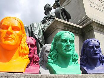 Rückert zum Anfassen gab es im Juni auf dem Marktplatz. 500 bunte Büsten standen zum Verkauf. Ottmar Hörl hatte den Kopf des Dichters in Plastik gegossen. Foto: Oliver Schikora