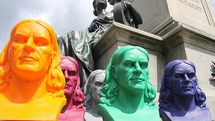 Rückert zum Anfassen gab es im Juni auf dem Marktplatz. 500 bunte Büsten standen zum Verkauf. Ottmar Hörl hatte den Kopf des Dichters in Plastik gegossen. Foto: Oliver Schikora