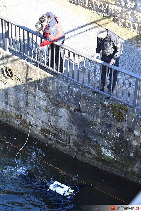 Nach Raubüberfall: Polizei und Taucher am alten Kanal in Bamberg