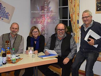 Pfarrer Armin Haas (von links), Pfarrerin Barbara Weichert, Künstler Ludger Hinse und Pfarrer Gerd Kirchner bereiteten die Aktion gemeinsam vor. Foto: Horst Conze