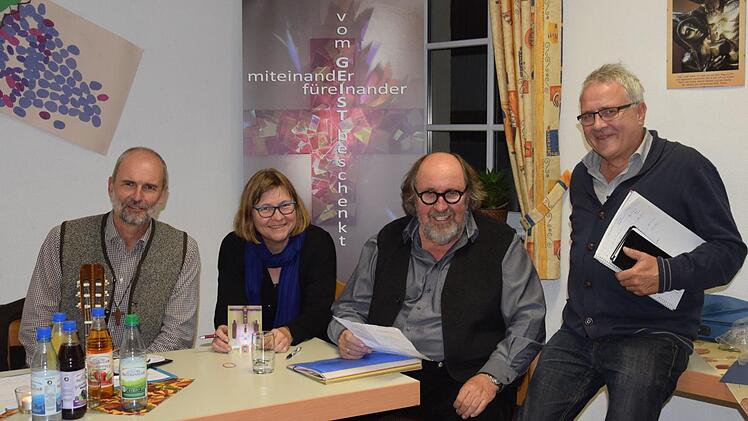 Pfarrer Armin Haas (von links), Pfarrerin Barbara Weichert, Künstler Ludger Hinse und Pfarrer Gerd Kirchner bereiteten die Aktion gemeinsam vor. Foto: Horst Conze
