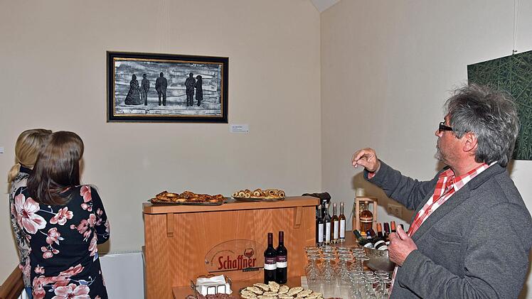 Bei der Vernissage im Weinhaus Schaffner erläuterte der Maler und Objekt-Künstler Hannes Betz seine Arbeiten. Im Bild das  Werk "forest - zurück zu den Wurzeln".