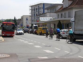Knifflige Stelle am Klinikum in der Ketschendorfer Straße: Der Schutzstreifen rechts ist  zugeparkt, Radfahrern bleibt nur, auf die Fahrbahn auszuweichen.Ulrike Nauer