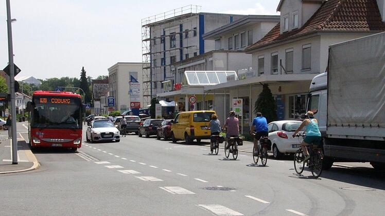 Knifflige Stelle am Klinikum in der Ketschendorfer Straße: Der Schutzstreifen rechts ist  zugeparkt, Radfahrern bleibt nur, auf die Fahrbahn auszuweichen.Ulrike Nauer