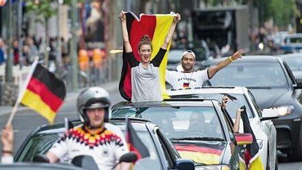 Aus dem Autodach ragende Fans, das will die Polizei aus Sicherheitsgründen eigentlich nicht sehen. Die Beamten wollen jedoch besonnen reagieren und die Fans diplomatisch ansprechen... Foto: Maja Hitij/dpa