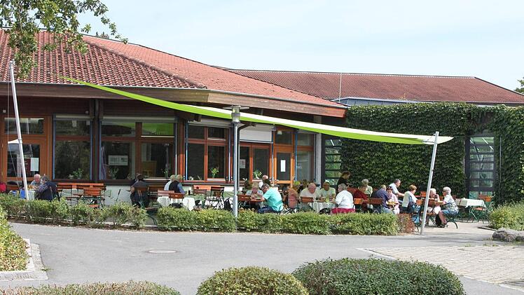 In kleinerer Variante gibt es schon ein Sonnensegel in der Nähe - bei der Terrasse des Cafés an der Therme nämlich. Es wird um die Mittagszeit von den Gästen gerne genutzt.