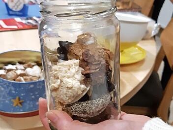 Der Umwelt zu Liebe werden die Plätzchen in Gläsern, anstatt Plastiktüten verpackt.  Foto: Isabell Gerr