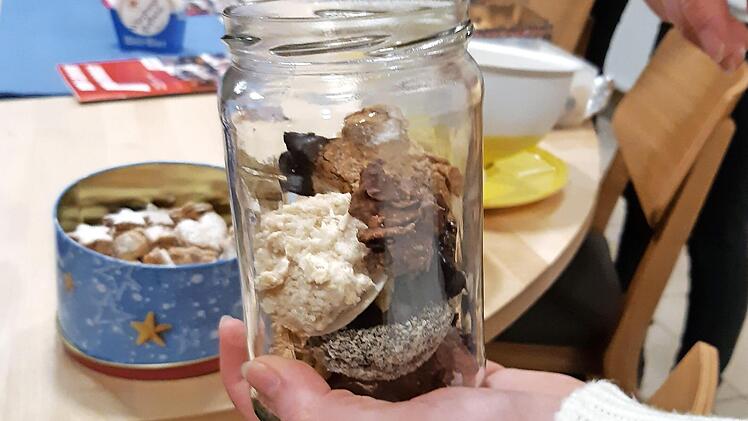 Der Umwelt zu Liebe werden die Plätzchen in Gläsern, anstatt Plastiktüten verpackt.  Foto: Isabell Gerr