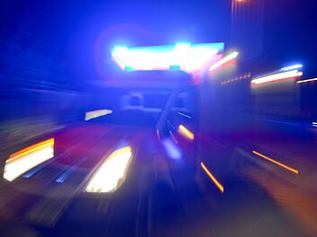 Verkehrsunfall wegen umgestürztem Baum: Zwei Menschen müssen ins Krankenhaus