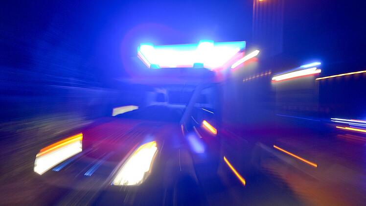 Verkehrsunfall wegen umgestürztem Baum: Zwei Menschen müssen ins Krankenhaus
