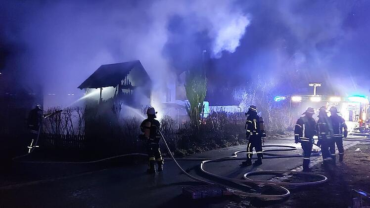 Landkreis Erlangen: Gartenhaus steht in Flammen - Brandursache unklar
