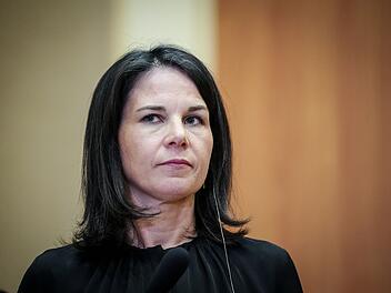 Will nicht aussehen "wie ein Totengräber": Baerbock verteidigt hohe Make-up-Kosten Will nicht aussehen "wie ein Totengräber": Baerbock verteidigt hohe Make-up-Kosten