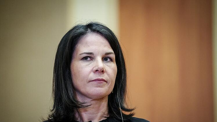 Will nicht aussehen "wie ein Totengräber": Baerbock verteidigt hohe Make-up-Kosten