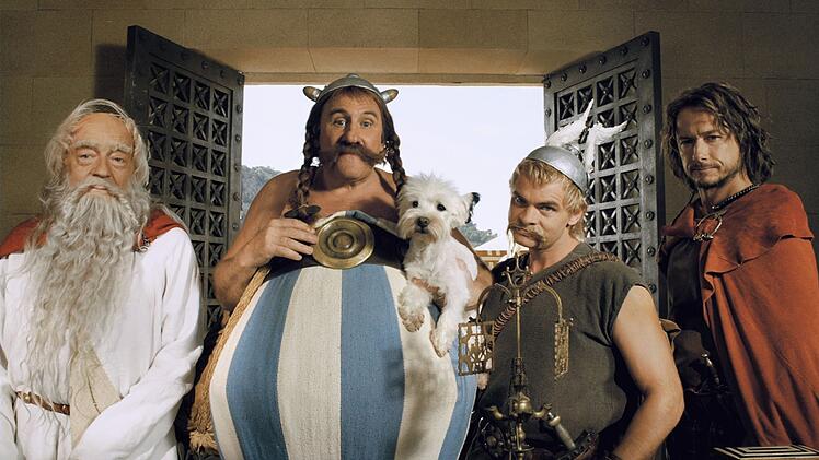 Asterix (Clovis Cornillac, zweiter von rechts) und Obelix (G&eacute;rard Depardieu, zweiter von links) sind mit Miraculix (Jean-Pierre Cassel, links) in Griechenland, um ihrem Freund Romantix (St&eacute;phane Rousseau) zu helfen.
