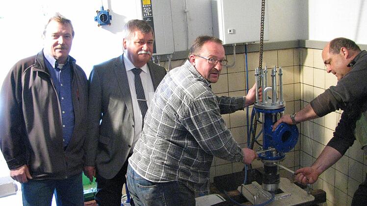 Beim Einbau der neuen Pumpe in den Tiefbrunnen
