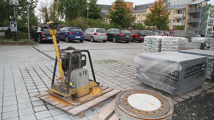 In wenigen Tagen entzerrt sich die Parksituation an der Fachklinik Stadtsteinach (im Hintergrund). Denn direkt angrenzend an den bestehenden Parkplatz sollen weitere 35 Stellplätze entstehen.