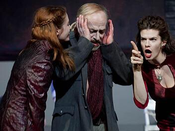 Die diabolischen Töchter Goneril (Nadine Panjas, li.) und Regan (Sybille Kreß) mit ihrem Vater Lear (Eckhart Neuberg). Foto: Thomas Bachmann